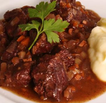 Estofado de ternera al vino tinto con cremoso de chirivía y patata